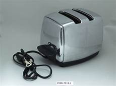 Toaster With Retractable Cord